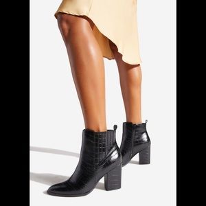 Women’s Boots 
Size : 8.5 US 
Black Color